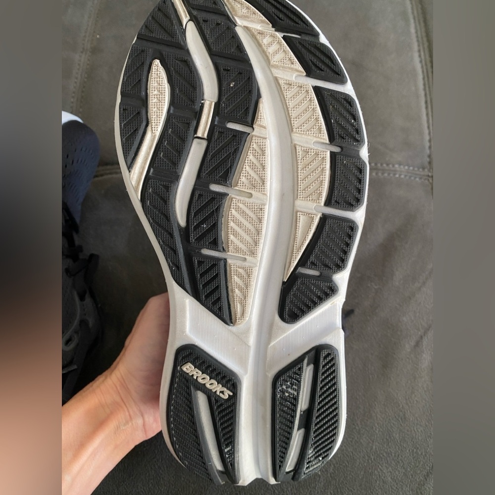 Brooks Ghost Max 3 women’s black and peach shoe 6.5 W - Picture 8 of 12